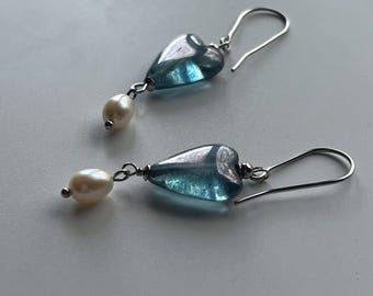 Boucles d'oreilles pendantes coeur bleu denim en verre tchèque Boucles d'oreilles argentées avec perles