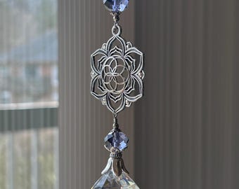 Cristal attrape-soleil violet tanzanite orné d'une grande breloque fleur de lotus