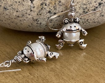 Boucles d'oreilles pendantes en perles de grenouille plaquées argent Petite grenouille bijoux animaux mignons amphibiens