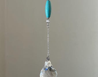 Goutte d'eau en cristal de 30 mm ornée de perles de magnésite allongées bleu turquoise