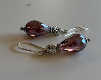 Boucles d'oreilles pendantes en argent et verre facetté améthyste