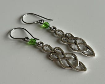 Boucles d'oreilles vertes noeud irlandais en plaqué argent