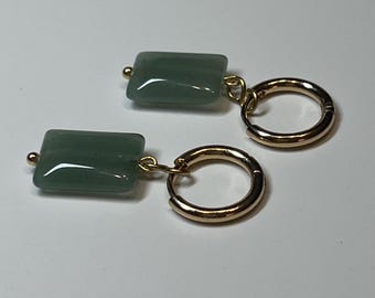 Créoles rectangulaires dorées en aventurine verte