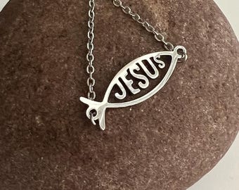 Collier délicat Jésus en acier inoxydable