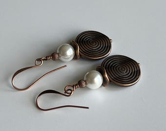 Boucles d'oreilles pendantes cuivrées perlées blanches
