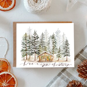 Carte Holiday Cabin Woodland / Vacances vintage / Art peint à la main / Peinture d’arbre de Noël / Cadeau d’amoureux du livre / Chalet de Noël confortable