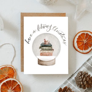 Book Lover Card / Passez un Noël littéraire / Snowglobe Print / Christmas Book Stack Art / Cadeaux pour les lecteurs / Décor de Noël minimaliste