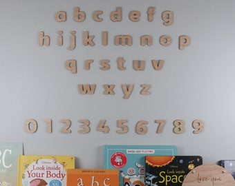 Lettres et chiffres en bois - alphabet de A à Z et de 1 à 9 plus chiffres. Art mural d'apprentissage ABC