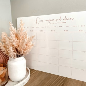 Aangepaste maandelijkse muurplanner - acryl whiteboardkalender - familie muurplanner en opberger - roze en pastelkleurige opberger