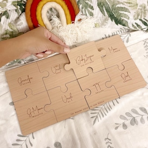 A peça que faltava no nosso quebra-cabeça Anúncio de bebê | Anúncio de peça de quebra-cabeça com nomes de família gravados em madeira personalizados | Presente de chá de bebê