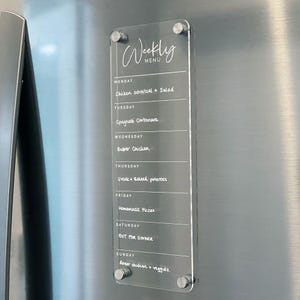Weekly menu and meal planning inspiration. Kitchen decor and kitchen organisation ideas. Fridge organisation inspiration. Stay on top of your week's meals with our custom fridge menu.