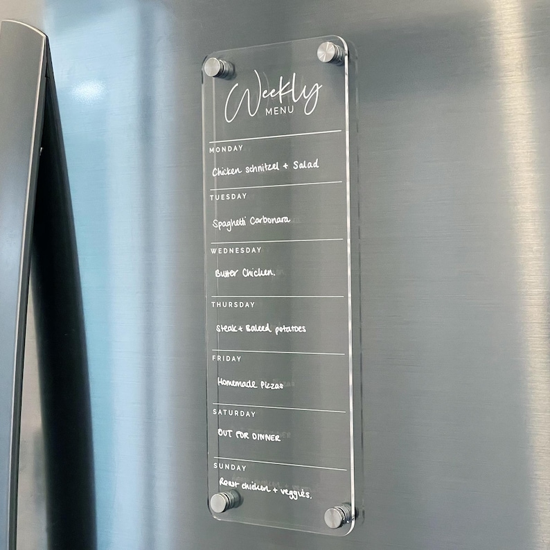 Weekly menu and meal planning inspiration. Kitchen decor and kitchen organisation ideas. Fridge organisation inspiration. Stay on top of your week's meals with our custom fridge menu.