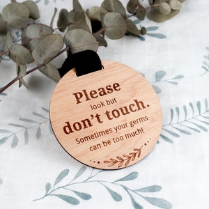 Panneau Interdiction de toucher bébé - Les germes peuvent être trop importants pour la poussette Panneau en bois - Lit de bébé pour nouveau-né Panneau Interdiction de toucher - STOP ! Les germes sont trop gros pour moi plaque
