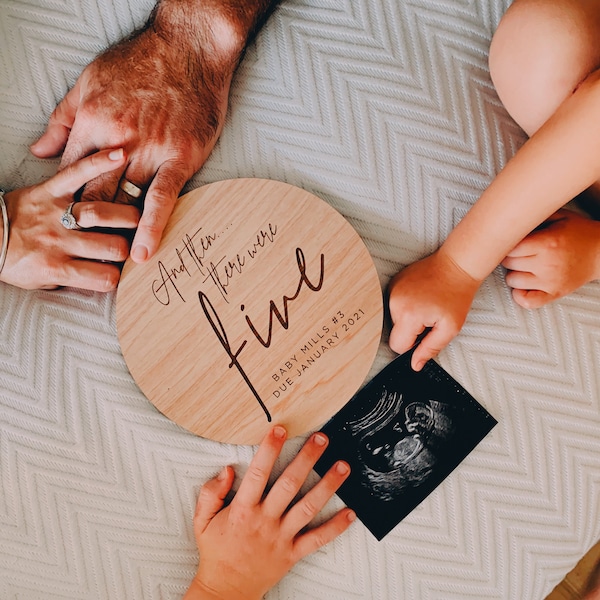 Plaque personnalisée pour faire-part de grossesse « Et puis il y avait... »