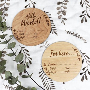 Babymitteilung - Hallo Welt und ich bin hier Text | Babyankündigung mit Geburts-Details | Baby Namensschild | Baby Foto Requisite