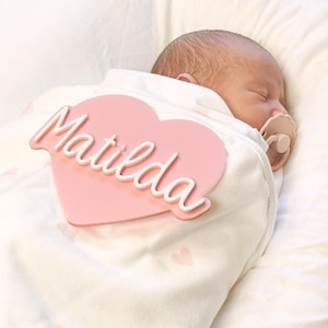 Letrero de nacimiento personalizado con forma de corazón acrílico 3D / Anuncio de bebé con forma de corazón rosa / Accesorio fotográfico para recién nacido / Placa con nombre para niña