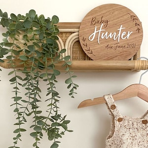 Disque de faire-part de grossesse avec nom blanc 3D personnalisé - Faire-part de bébé avec feuille | 20 cm | Accessoire photo de 7,87 po.