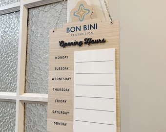 Letrero con logotipo y horario de apertura personalizado para tienda, con sección de pizarra blanca / Letrero de horario de apertura con marca para escaparate
