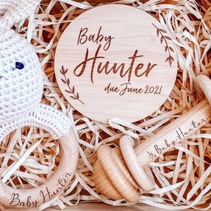 Custom Etched Pregnancy Wooden Announcement Plaque | Wooden Engraved Baby Due Announcement with Wreath Detail | Baby Photo Prop