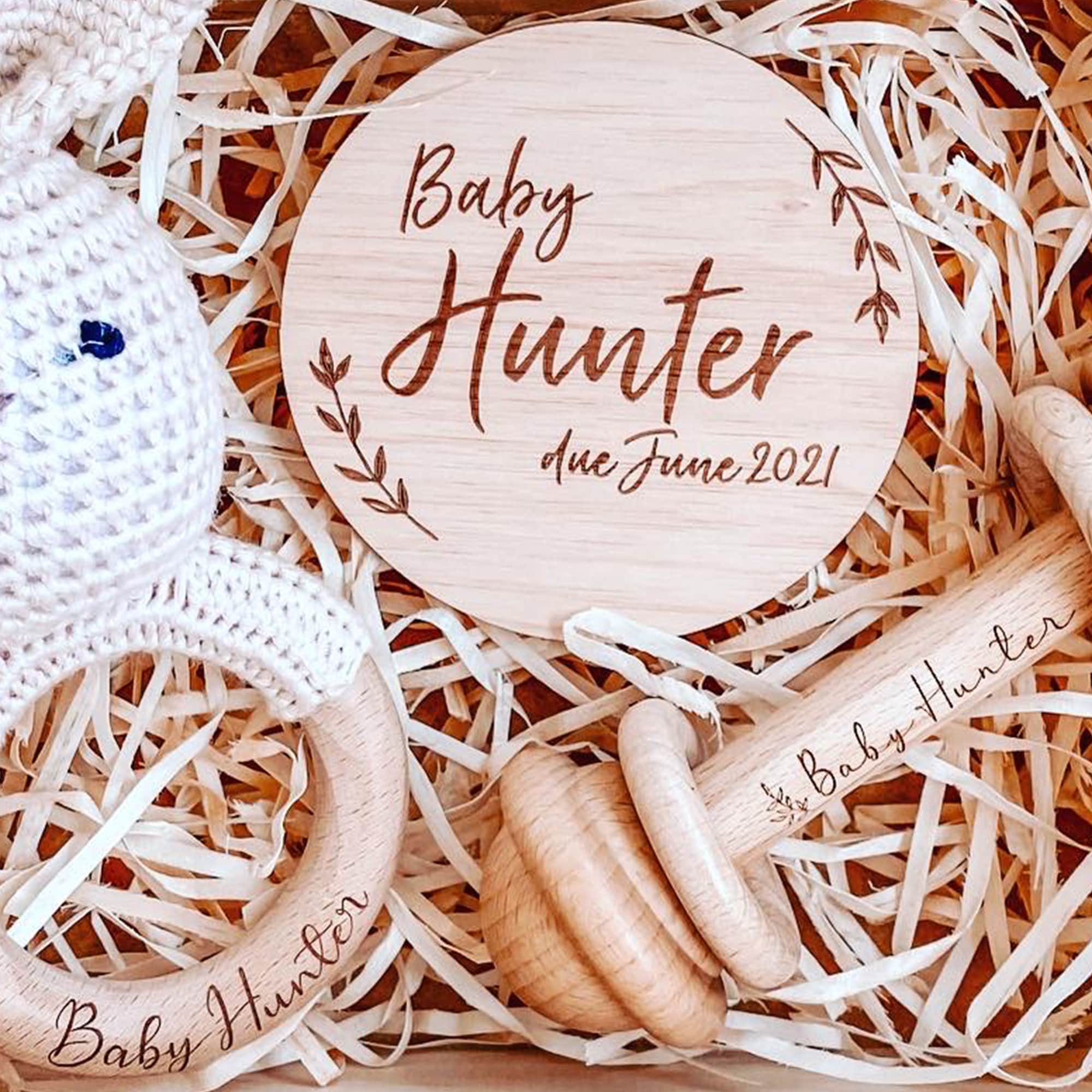 Custom Etched Pregnancy Wooden Announcement Plaque | Wooden Engraved Baby Due Announcement with Wreath Detail | Baby Photo Prop