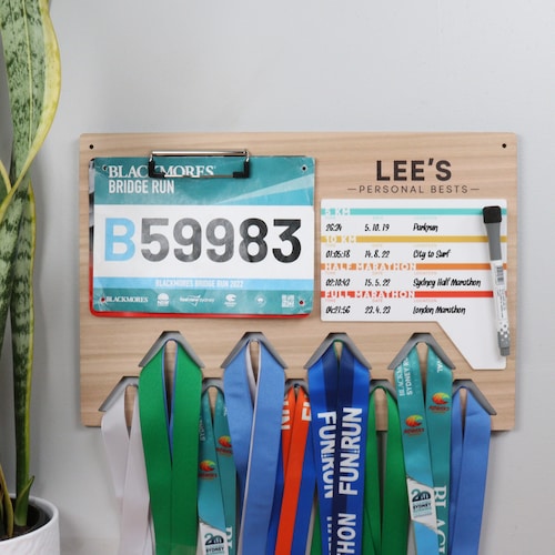 Tableau d'affichage personnalisé pour la médaille de la course et les records personnels | Conception de tableau blanc