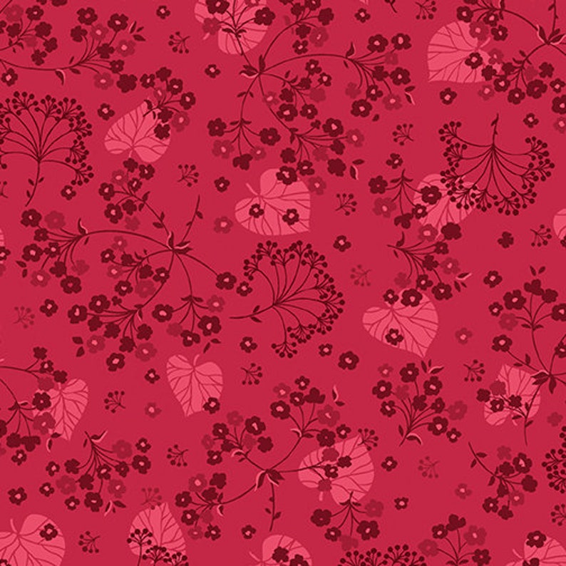 K&ouml;nnte beinhalten: Ein nahtloses Muster mit einem sich wiederholenden Design aus rosa Bl&auml;ttern und burgunderfarbenen Bl&uuml;ten auf rotem Hintergrund.