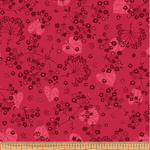 K&ouml;nnte beinhalten: Ein roter Stoff mit einem sich wiederholenden Muster aus rosa Bl&auml;ttern und dunkelroten Bl&uuml;ten. Der Stoff hat ein Lineal mit Zollmarkierungen.