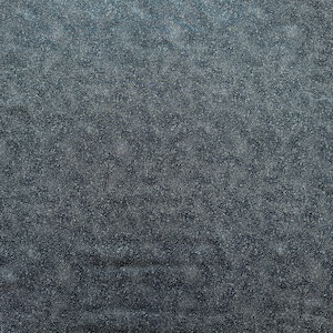 Könnte beinhalten: Dunkelblauer Stoff mit einem gesprenkelten Muster. Ein Holzlineal mit Zentimetermessungen befindet sich am unteren Rand des Bildes. Der Stoff hat eine subtile Textur und ein gleichmäßiges Muster aus kleinen, hellfarbigen Punkten.