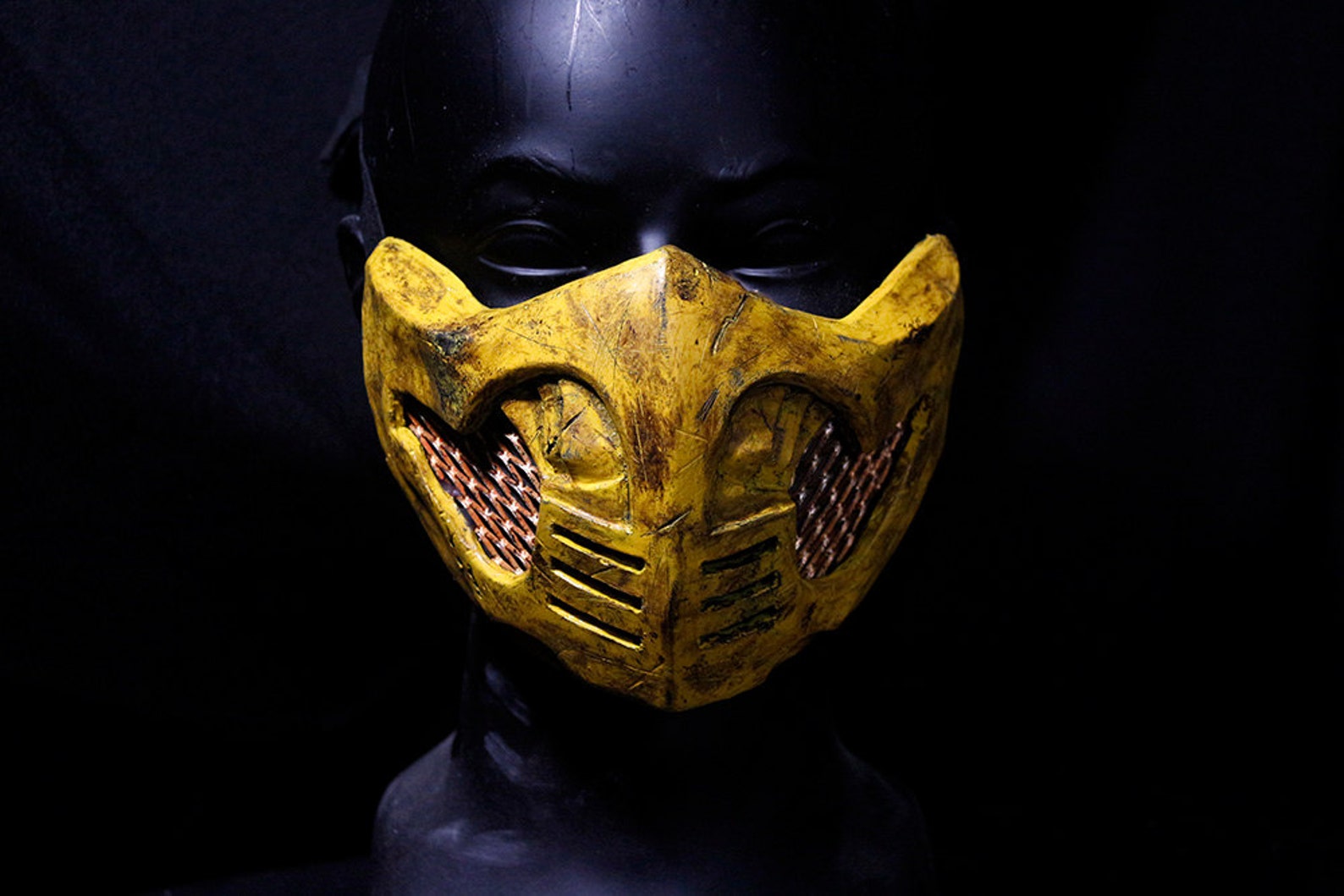 Маски том 10. Скорпион мортал комбат маска. Mortal Kombat маска скорпиона. Маска Скорпион Scorpion Mask (Mortal Kombat 11). Маска скорпиона из мортал комбат 10.