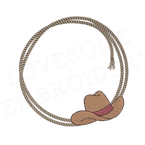 Könnte beinhalten: Ein Stickmuster mit einem kreisförmigen, beigefarbenen Seil-Lasso mit ausgefranstem Ende und einem braunen Cowboyhut mit dunkelrotem Band unten rechts. Der Text LOVESOME EMBROIDERY ist in einer hellen, halbtransparenten Schrift darübergelegt.