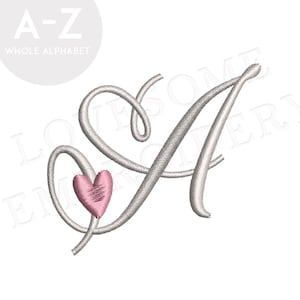 Könnte beinhalten: Gestickter Großbuchstabe "A" in Schreibschrift, mit einem rosa Herz-Akzent. Das Design ist hellgrau, mit dem Text "A-Z WHOLE ALPHABET" in einem Kreis oben links.