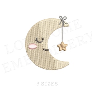 Könnte beinhalten: Gesticktes Design eines lächelnden Halbmonds mit geschlossenen Augen und rosigen Wangen, der einen Stern aufhängt. Der Mond ist hellbeige und der Stern ist goldfarben. Der Text "3 SIZES" steht darunter.