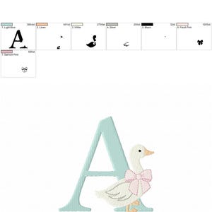 以下が含まれることがあります： 水色の文字「A」とピンクのリボンをつけた白いガチョウが特徴の刺繍デザイン。刺繍プロジェクトに適したデザインです。画像には、色の見本とEtsyショップのURLも含まれています。