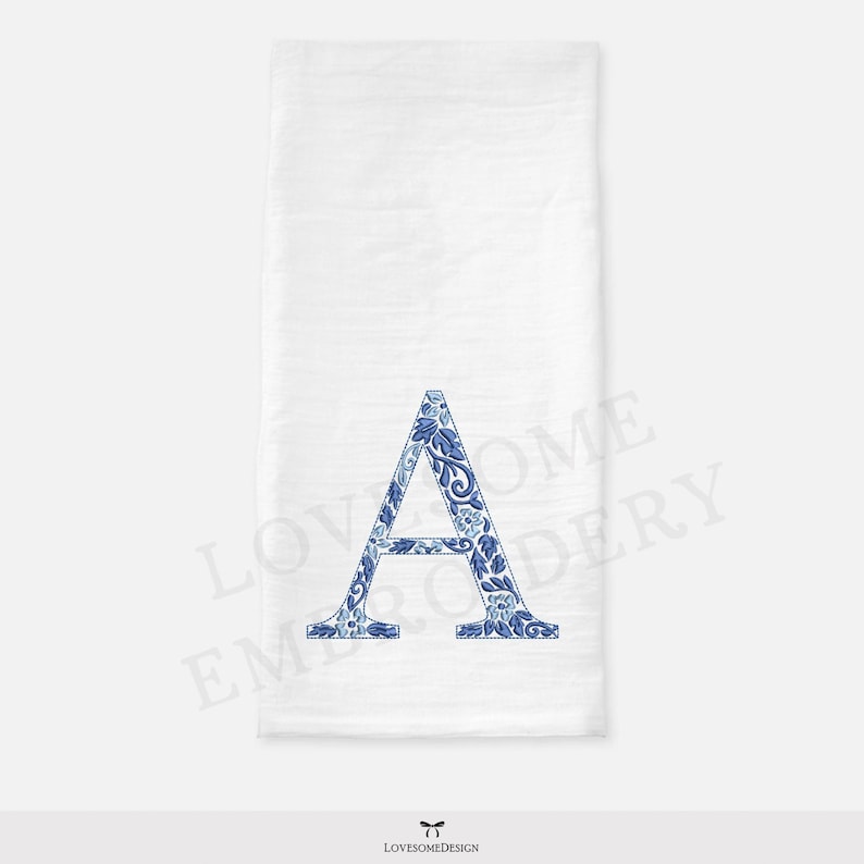 Puede incluir: Toalla de cocina blanca con una letra A bordada en azul. La letra est&aacute; llena de un patr&oacute;n floral azul y blanco.