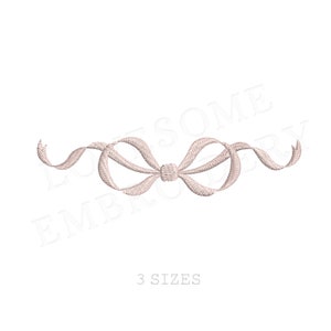 Op de afbeelding: Een roze lint strik met twee lussen aan elke kant en een knoop in het midden. Het lint is gekruld aan de uiteinden. De strik is geborduurd en heeft een delicate, vrouwelijke uitstraling.