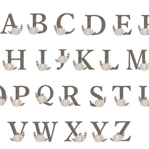 Peut inclure: Un ensemble complet de lettres majuscules de l'alphabet de A &agrave; Z. Chaque lettre &agrave; empattement gris fonc&eacute; est d&eacute;cor&eacute;e d'une petite illustration de citrouille claire et d'une d&eacute;licate branche feuillue brune plac&eacute;e &agrave; la base du caract&egrave;re.