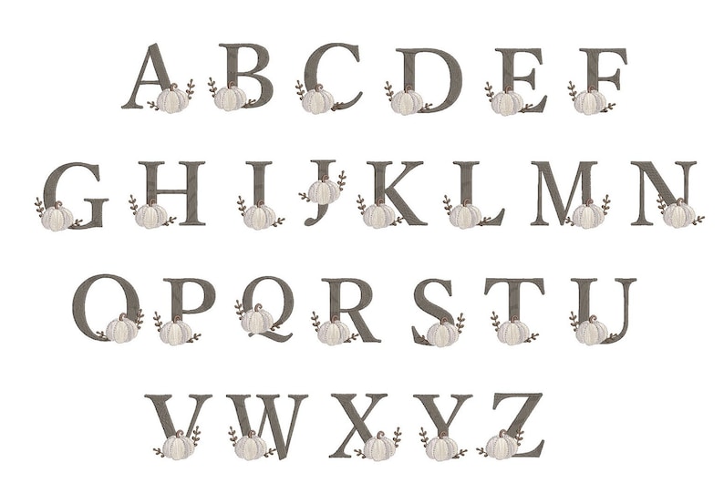 Peut inclure: Un ensemble complet de lettres majuscules de l'alphabet de A &agrave; Z. Chaque lettre &agrave; empattement gris fonc&eacute; est d&eacute;cor&eacute;e d'une petite illustration de citrouille claire et d'une d&eacute;licate branche feuillue brune plac&eacute;e &agrave; la base du caract&egrave;re.