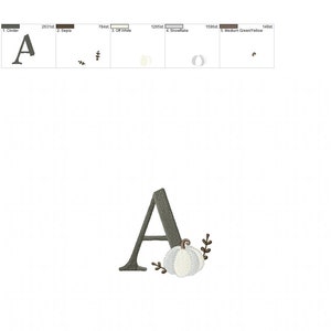 Peut inclure: Un motif de broderie repr&eacute;sentant la lettre A en couleur cendre gris fonc&eacute;, accompagn&eacute; d'une petite citrouille blanc cass&eacute; et gris clair avec des tiges et des vrilles marron. Le motif mesure 85,3 mm sur 80,1 mm avec 6425 points.