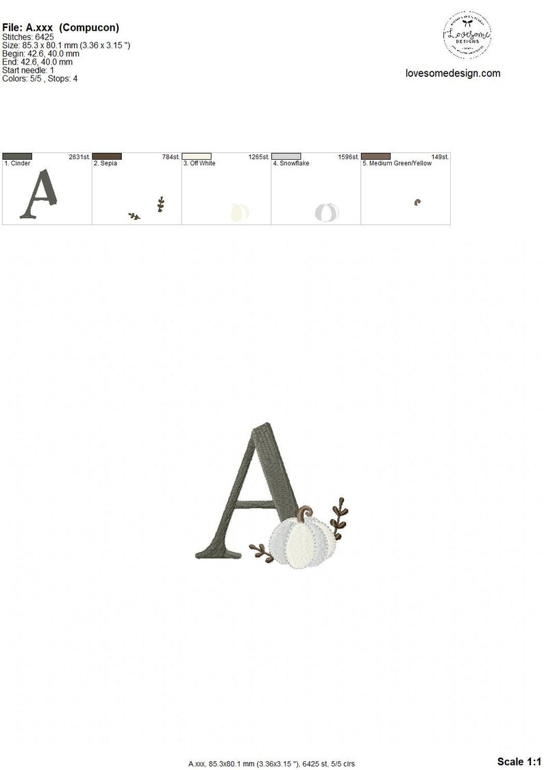 Peut inclure: Un motif de broderie repr&eacute;sentant la lettre A en couleur cendre gris fonc&eacute;, accompagn&eacute; d'une petite citrouille blanc cass&eacute; et gris clair avec des tiges et des vrilles marron. Le motif mesure 85,3 mm sur 80,1 mm avec 6425 points.