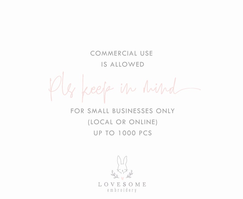 Peut inclure: Texte rose sur fond blanc : "COMMERCIAL USE IS ALLOWED Pls keep in mind FOR SMALL BUSINESSES ONLY (LOCAL OR ONLINE) UP TO 1000 PCS". Une petite illustration d'un lapin avec un c&oelig;ur et des feuilles se trouve sous le texte. Le texte "LOVESOME embroidery" est sous le lapin.