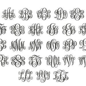 Op de afbeelding: Een set van 26 monogramletters in een decoratief handschrift. Elke letter is een uniek ontwerp met krullen en versieringen.