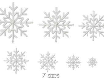 Op de afbeelding: Zeven verschillende maten witte sneeuwvlokken borduurmotieven. De sneeuwvlokken zijn gerangschikt in een rij van groot naar klein.