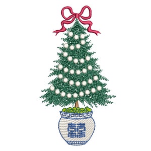 Może przedstawiać: Zielona choinka z białymi ozdobami i czerwoną kokardką na szczycie, w niebiesko-białej doniczce ceramicznej.