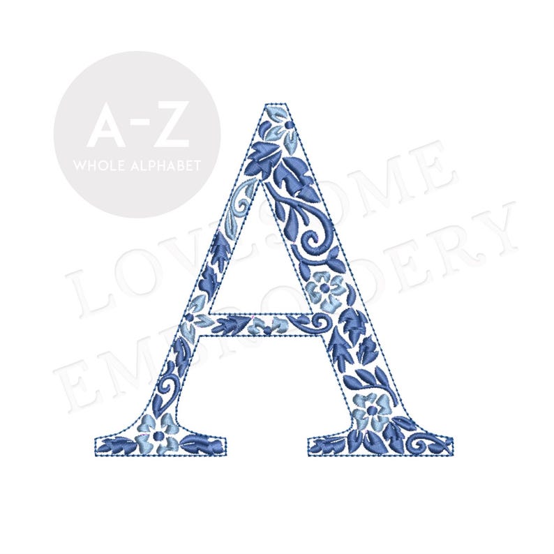 Puede incluir: Letra A bordada con un dise&ntilde;o floral azul y blanco. La letra est&aacute; delineada en azul y llena de un patr&oacute;n de hojas y flores.