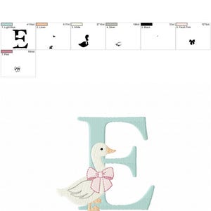 以下が含まれることがあります： 水色の文字「E」とピンクのリボンをつけた白いガチョウが特徴の刺繍デザイン。「lovesomedesign.etsy.com」の文字が含まれています。デザインのサイズは97.5 x 95.6 mmです。