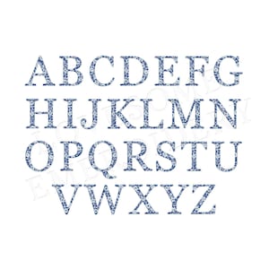 Puede incluir: Un alfabeto con las letras de la A a la Z, con un dise&ntilde;o estampado en azul y blanco. Las letras est&aacute;n en una fuente simple y de bloque.