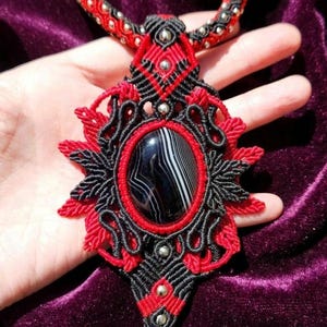 Obsidian Ember | Halsband med bandad onyx och karmosinröd tribal makraméhänge | Signaturmästerverk