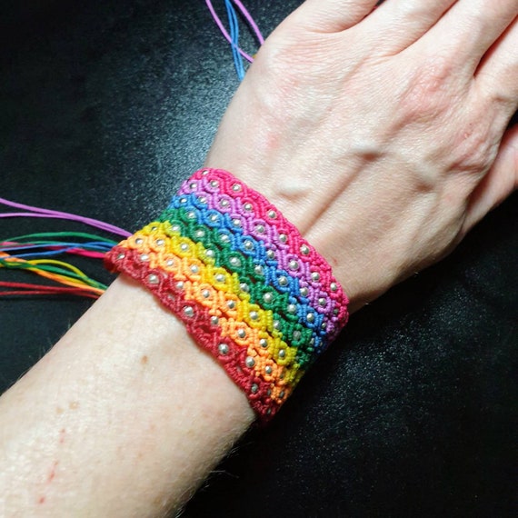 WOVEN FRIENDSHIP BRACELET W/STAR STUDS DARK GREY W/SILVER WOVEN FRIENDSHIP BRACELET W/STAR STUDS DARK GREY W/SILVER