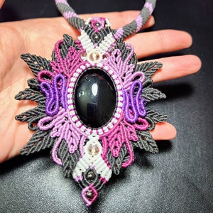 Collar con colgante de macramé con ónix negro azabache en morado, negro y blanco - Joyería boho hippie única
