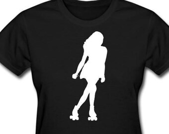 Könnte beinhalten: Schwarzes T-Shirt mit einer weißen Silhouette einer Person auf Rollschuhen. Die Grafik zeigt eine Person in einem Kleid mit fließendem Haar in einer Skating-Pose. Das Design ist einfach und auffällig, geeignet für Freizeitkleidung.